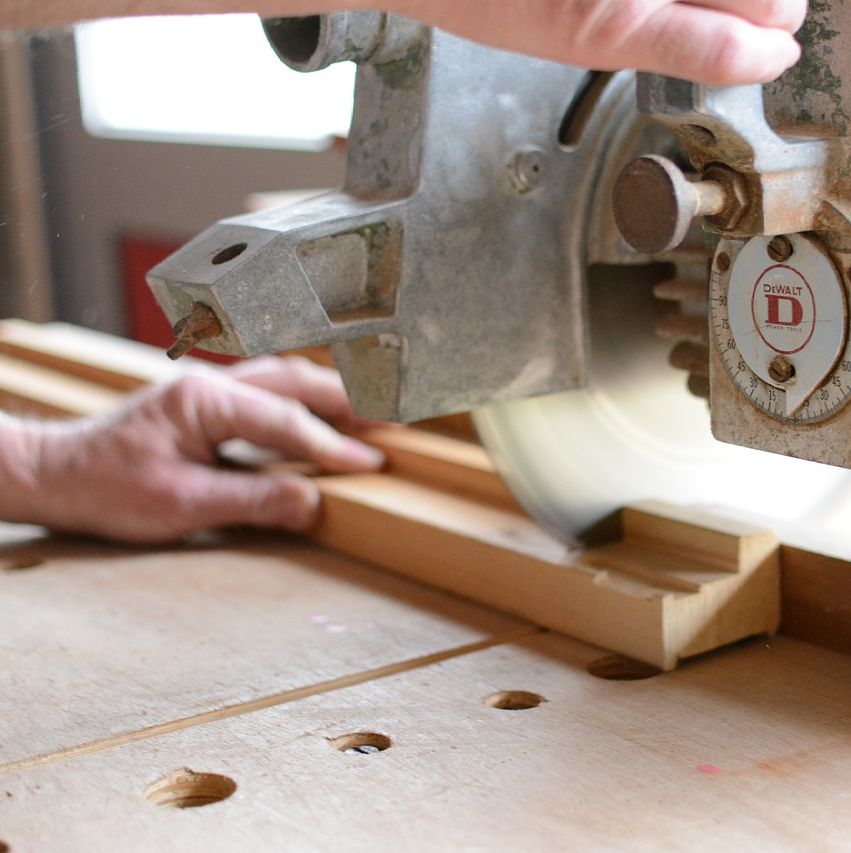 cortando una madera con una maquina 